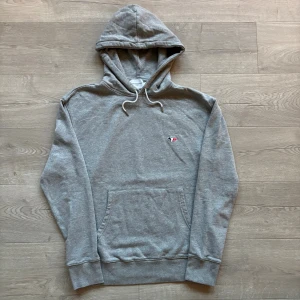 Maison Kitsuné Hoodie - Riktigt snygg Maison Kitsuné Hoodie i toppskick. Storlek L men passar M. Tveka inte ställa frågor vid intresse🙌