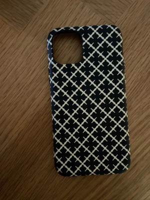 By Marlene Birger mobilskal  - Jättefint helt oanvänt så nytt skick! Vet inte exakt vilken mobil det är till men skalet är 14,5 längd och bredd 7,5. Svart vitt 🤎