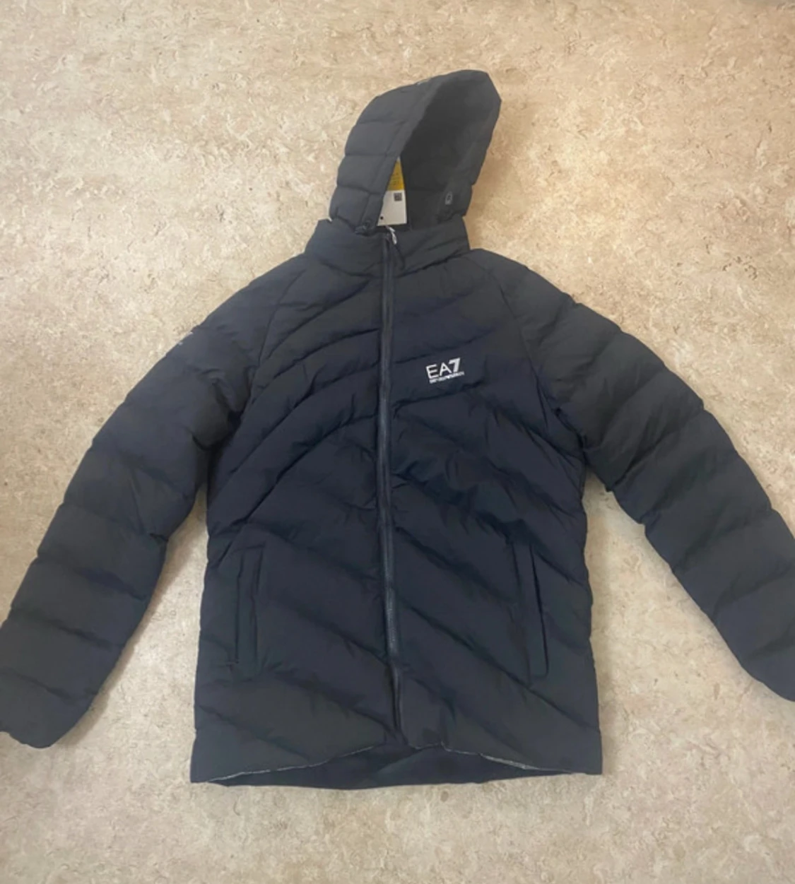 Svart pufferjacka från EA7