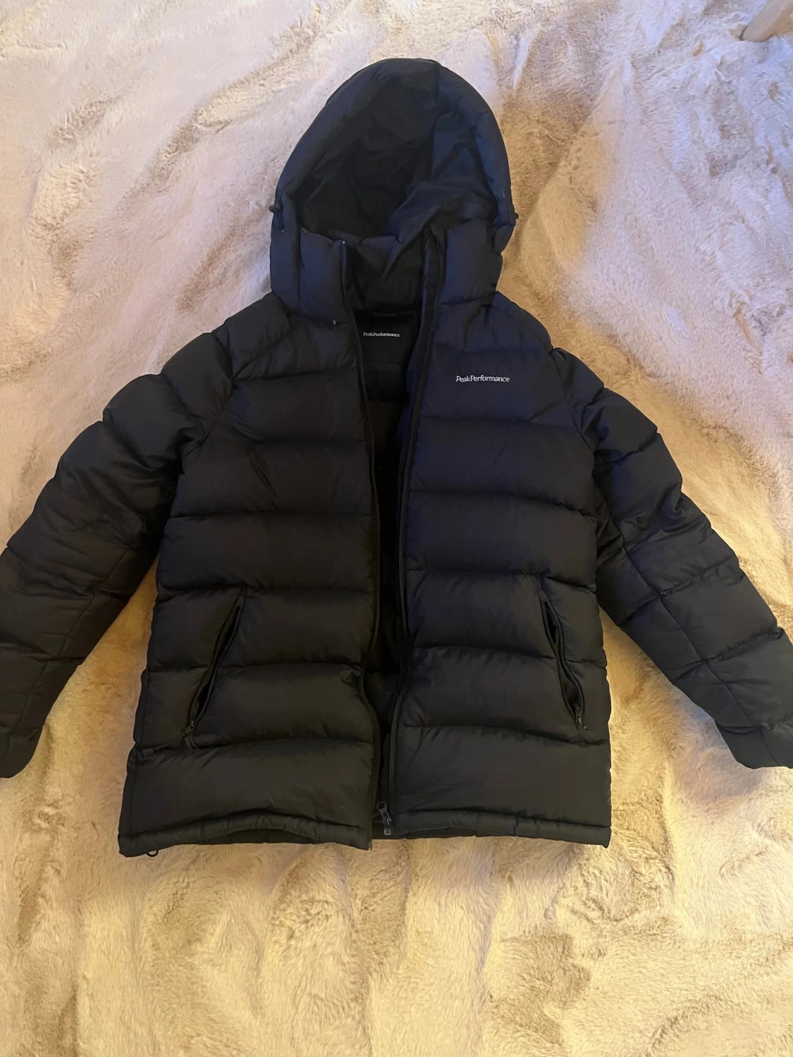 Svart pufferjacka Peak Performance L