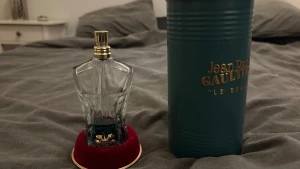 Jean Paul Gaultier Le Beau parfym - Snygg och unik parfym från Jean Paul Gaultier, 'Le Beau'. Flaskan har en cool design som sticker ut i samlingen. Perfekt för dig som vill ha något annorlunda och trendigt.i flaskan är det typ 20 ml kvar så passar bra till dig som vill pröva en ny doft mm hör gärna av dig vid frågor.pris kan diskuteras.