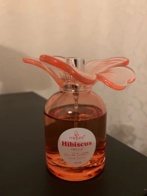 Miqura Hibiscus Eau de Toilette - Fräsch och färgstark Eau de Toilette med hibiskus-tema. Perfekt för dig som vill sticka ut med en unik flaska och 50 ml att ta med överallt.