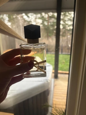 YSL Libre Eau De Parfum 50ml - Trendig parfym från YSL med ikonisk design och lyxig känsla. Flaskan rymmer 50ml och passar perfekt för dig som vill sticka ut med stil.