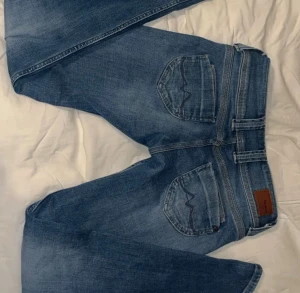 Pepe jeans  - Snygga blå  jeans från pepe med låg midja. Storlek w28. Provat en gång då jag inte riktigt tyckte det passa inga defekter. Nypris 1000kr💗