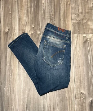 Dondup George strl 30 - Feta dondup George i strl 30 med original slitningar . Modellen är 177. Riktigt fint skick. Skriv vid funderingar 
