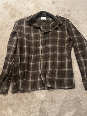 Overshirt skjorta från H&M  - Schysst H&M skjorta i regular fit, passar till många outfits