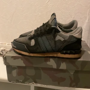 Valentino Rockrunner sneakers svart/grå - Säljer ett par Valentino rockrunners, Tradar också