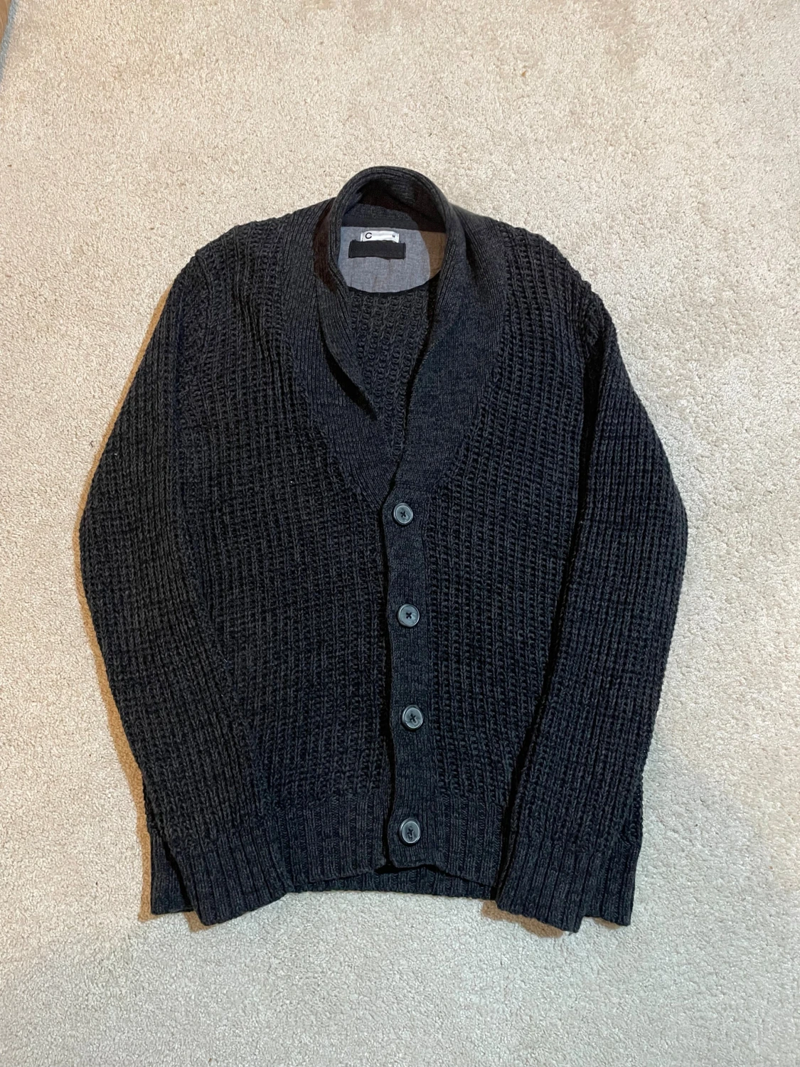Mörkgrå stickad kofta med knappar | M