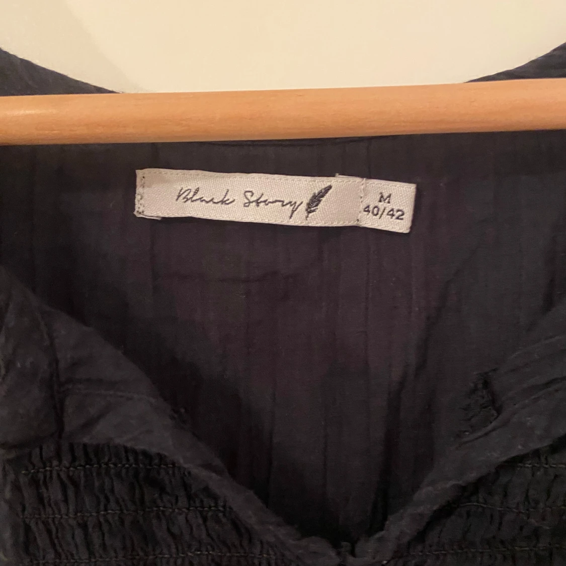 Svart blus från Black Story med snörning - 2