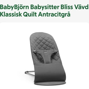 BabyBjörn Babysitter Bliss Vävd Klassisk Quilt Antracitgrå - BabyBjörn babysitter i modellen Bliss. Vävda klassisk quilt i antracitgrå färg. Hämtas helst i norsborg botkyrka. Mycket fräsch och knappt använd.