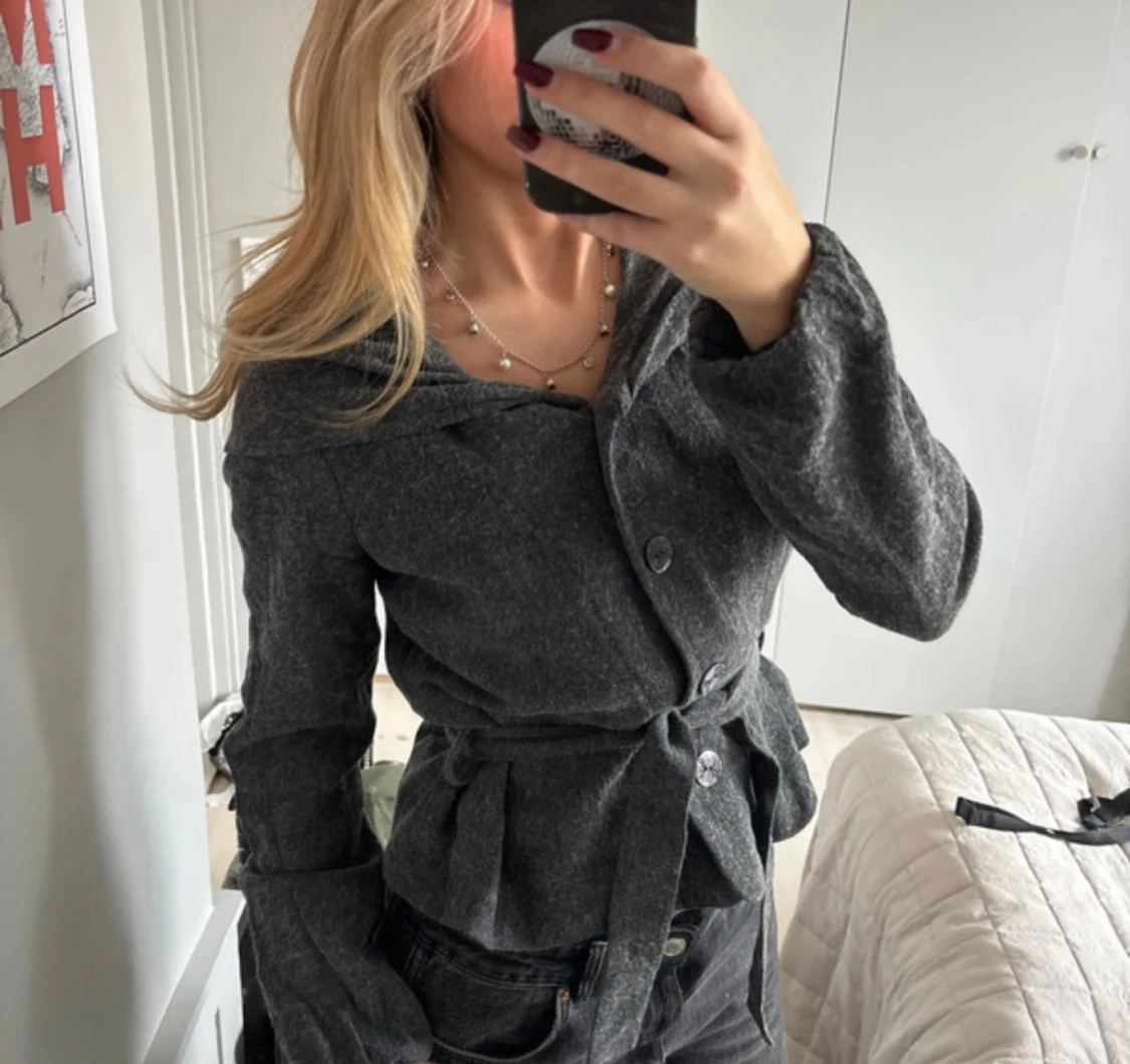 Mörkgrå kofta med bälte - 1