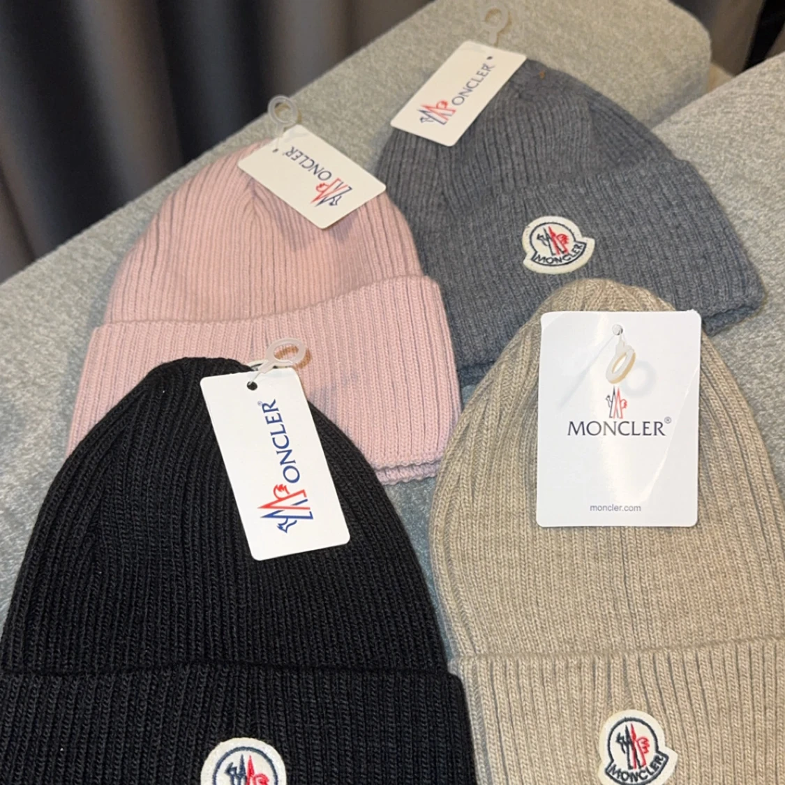 Ribbstickade mössor från Moncler