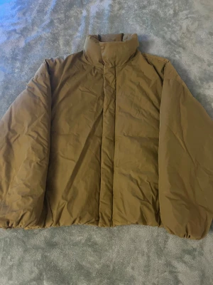 Vinterjacka  - Tja, säljer nu denna gröna jacka från Zara. Extremt varm och perfekt nu till vintern. Mycket bra skick förutom en litet märke på ryggen som inte ens märks, går bort vid tvätt. Säljer den då jag har tröttnat. Nypris 1.3k mitt pris=650kr. Hör av dig vid frågor 👍