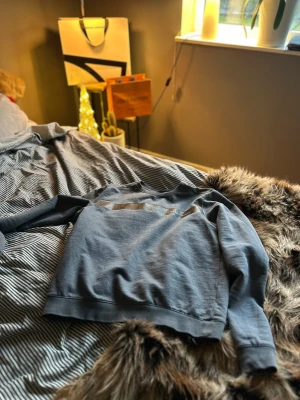 Mörkgrå Sail Racing sweatshirt - Snygg mörkgrå sweatshirt från Sail Racing med diskret logga och svart rand över bröstet. Klassisk rund hals och långa ärmar. Perfekt för dig som gillar stilren och sportig look. Mjuk och skön i bomullsmix.