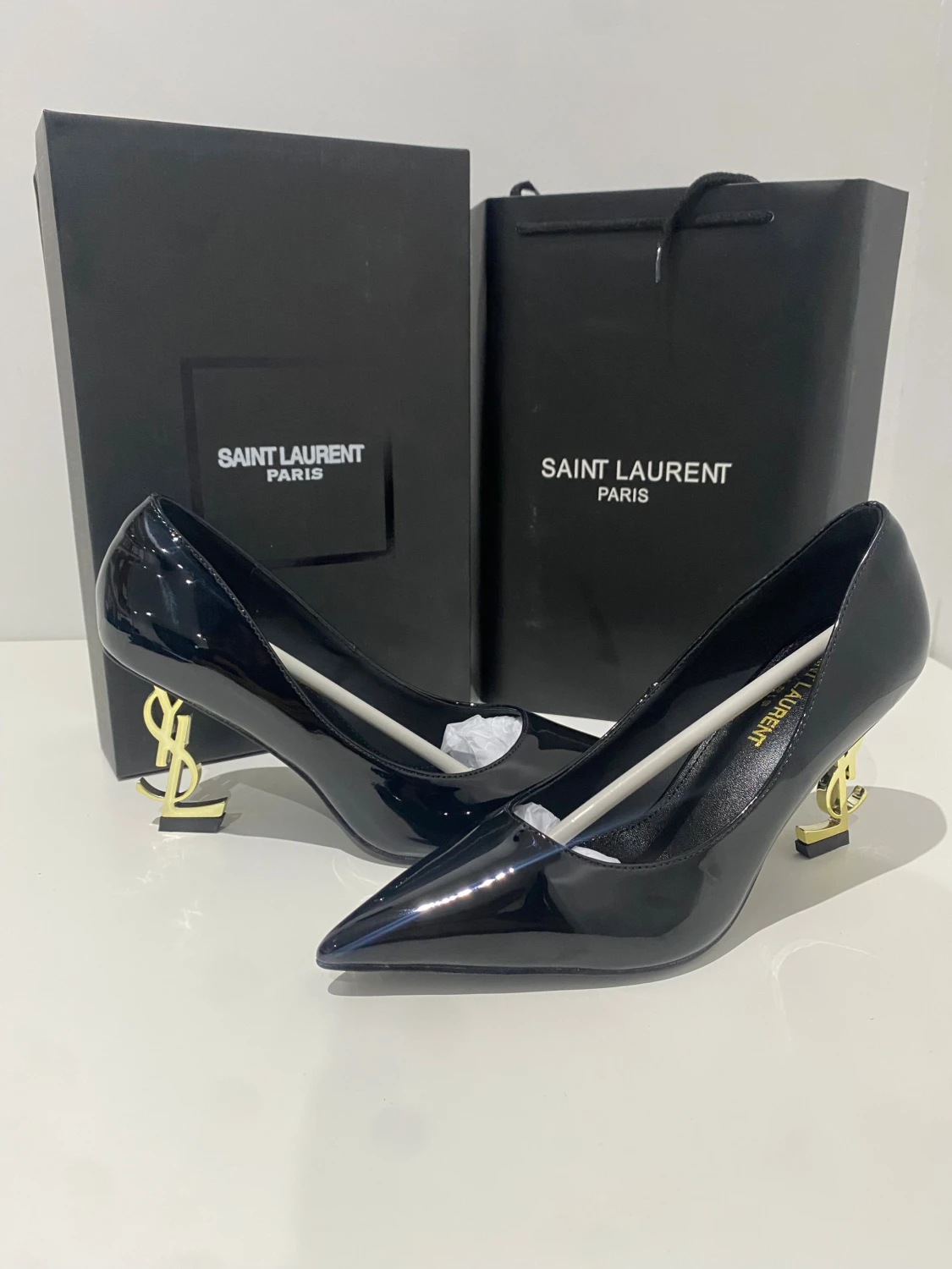 Svarta Saint Laurent pumps med YSL-klack
