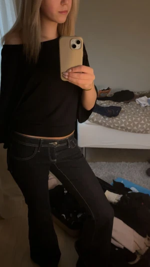 Bootcut jeans  - Snygga mörkblå jeans från Gina Tricot Med vita sömmar💕 i stolen 38