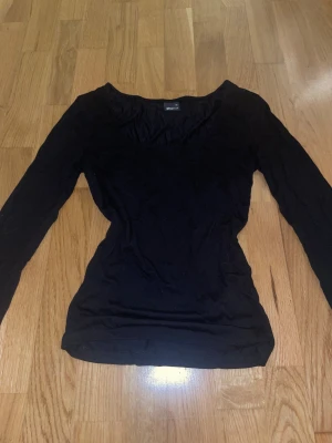 Lång ärmad topp från Gina Tricot - Toppen kommer inte till användning längre, storlek xs ✨