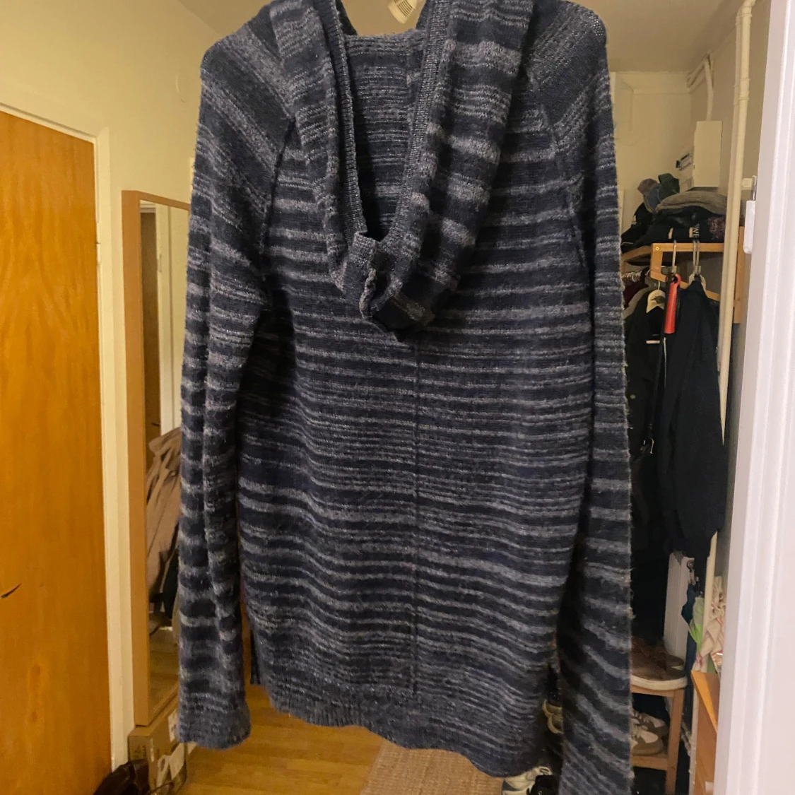 Randig mörkgrå hoodie med knappar - 2