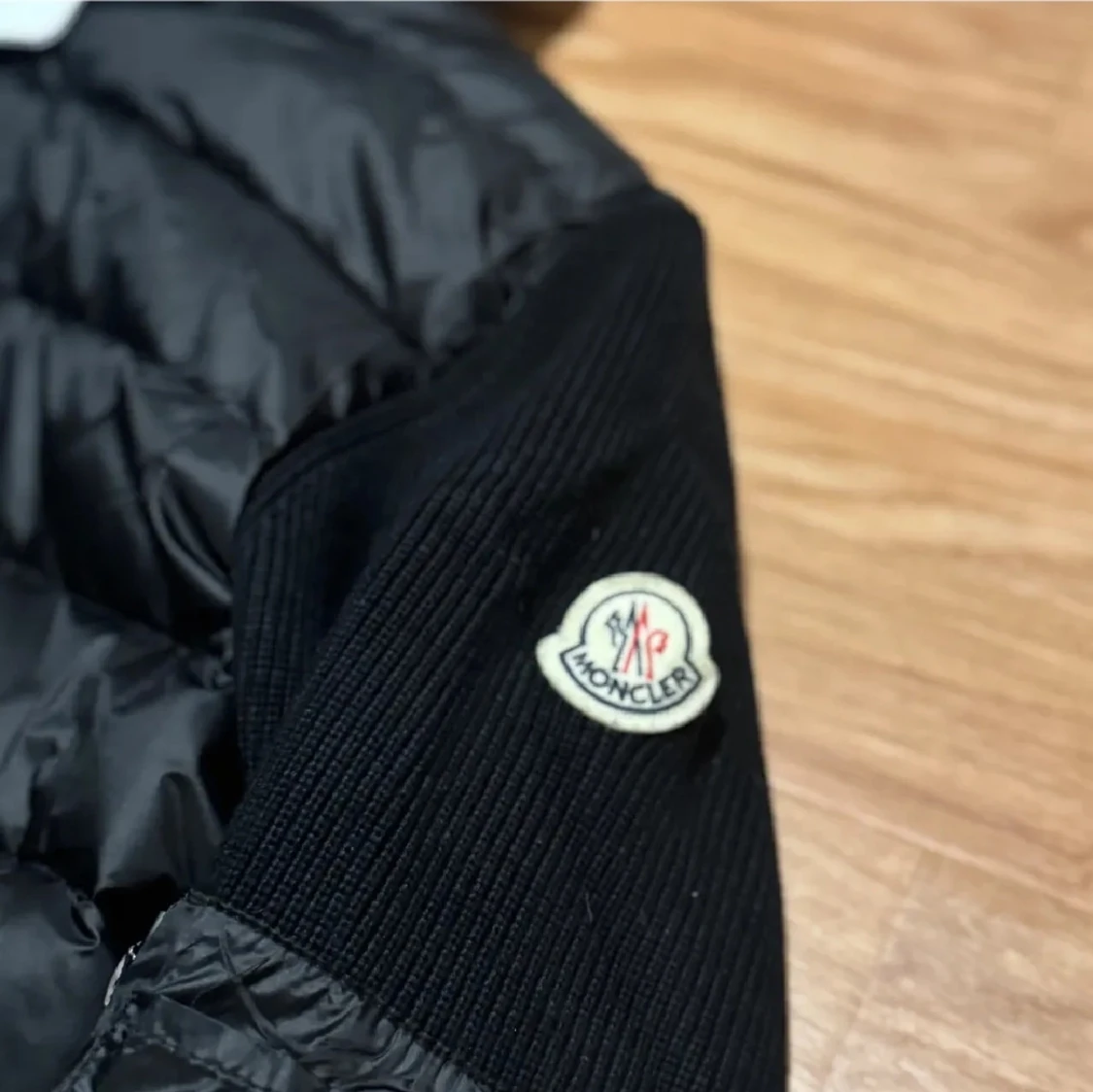 Svart Moncler pufferjacka med huva - 1