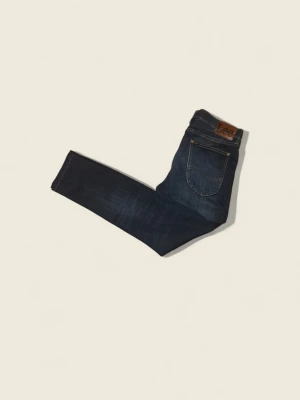 Mörkblå jeans från Lee - Snygga mörkblå jeans från Lee med klassisk femficksdesign och läderpatch bak i midjan. Jeansen har raka ben och är tillverkade i slitstarkt denimtyg som ger en tidlös look. Perfekta för dig som gillar enkel och stilren stil. Ny pris: 1099. Mitt pris: 299