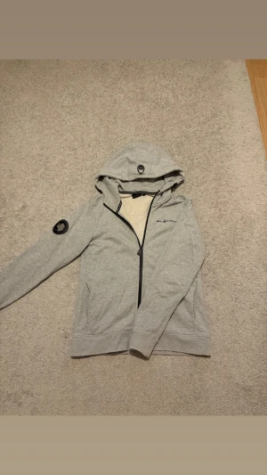 Sail Racing kofta - Grå sail kofta i stl 170 (killstorlek) knappt använd, inga defekter hål osv. För fler bilder eller frågor skriv privat. Pris kan absolut diskuteras det är bara att skriva privat.