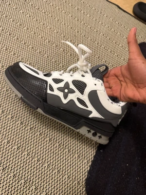Lv skates black white grey - Säljer ett par feta skor i storlek 42 de sitter väldigt bra på💯dem är väldigt varm och fluffiga insidan som passar väldigt bra inför vinter skorna❄️ är i helt nytt skick i välidgt dyr kvalitet🤩den säljs på grund att jag behöver pengar inför min resa🙌hör gärna av dig för frågor eller snabb affär👀✍️💬