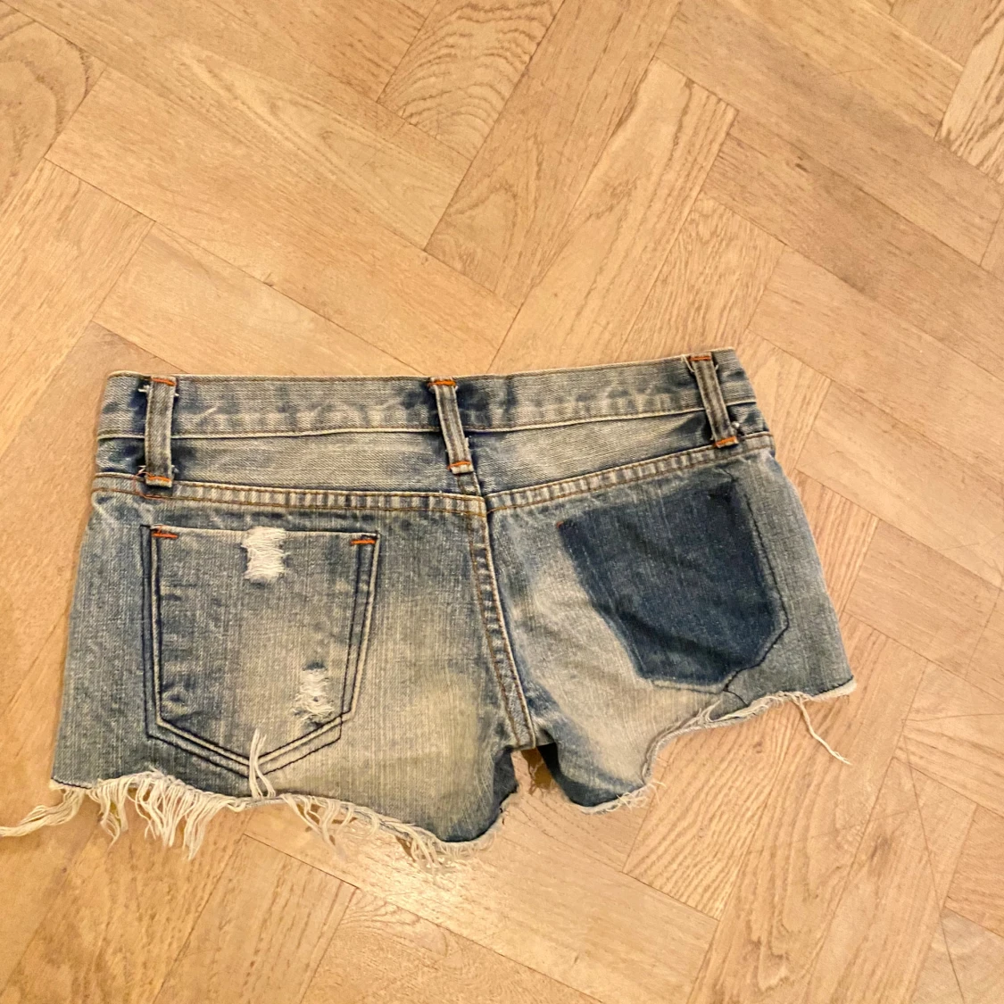 Blå slitna jeansshorts med fransar - 1