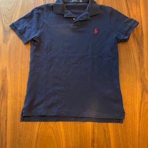 Ralph lauren pike - Säljer en snygg blå Ralph lauren piké. Inga defekter alls, jättefint skick. Står storlek M men sitter mer som S.