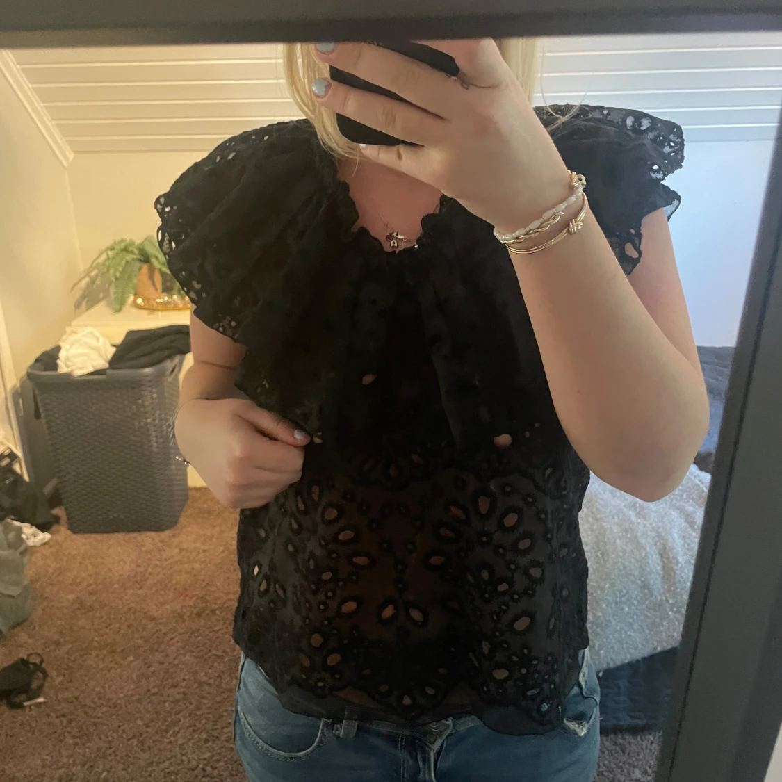 Svart blus med volang och spets - 1