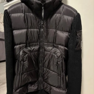 Cp Company jacka - Cardigan/ vinter jacka från cp company som är lite för stor för mig