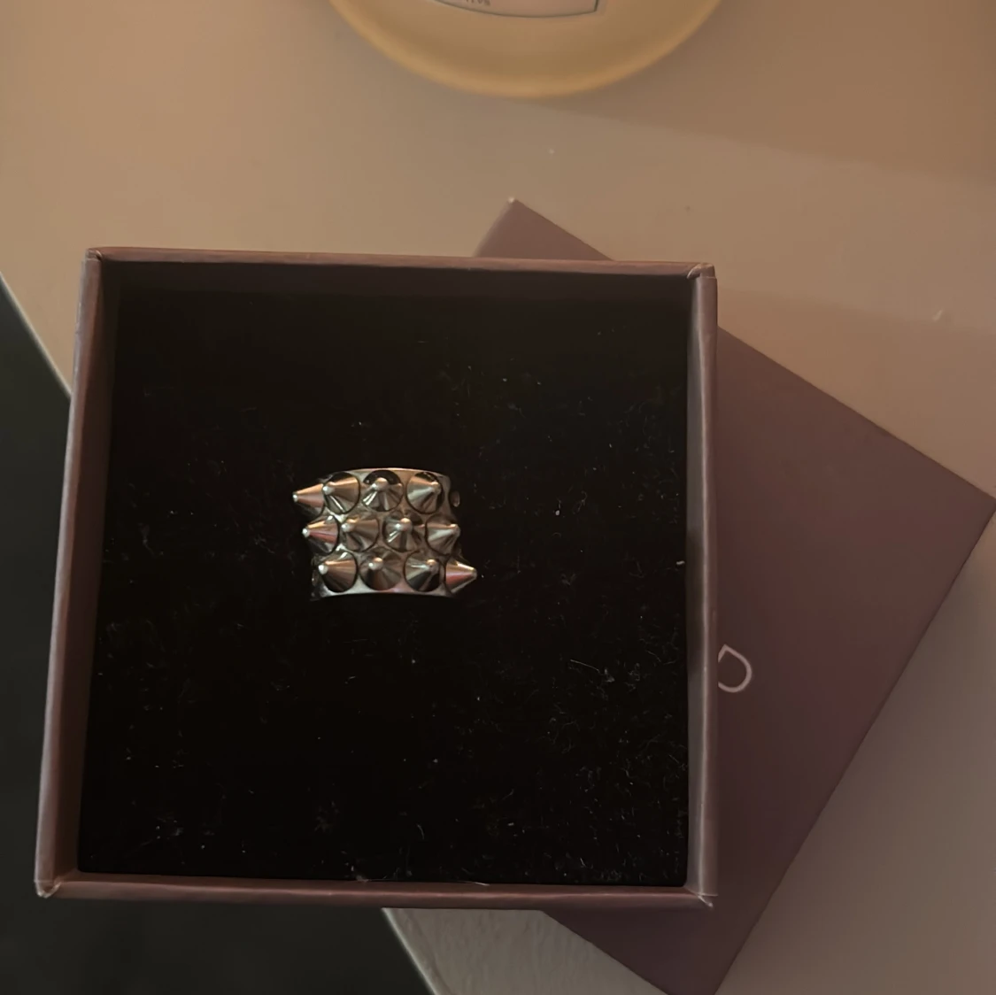 Silvrig ring med nitar
