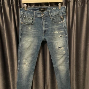 Replay anbass  - Replay anbass - skick 8/10, fint skick! - stl 32/32 - skriv om ni vill ha mått 📏- Inga defekter förutom en liten lagning på baksidan men som är inte är märkbar - fetaste jeansen på marknaden, snygga slitningar och snygg färg! - hör av er vid frågor!🙌