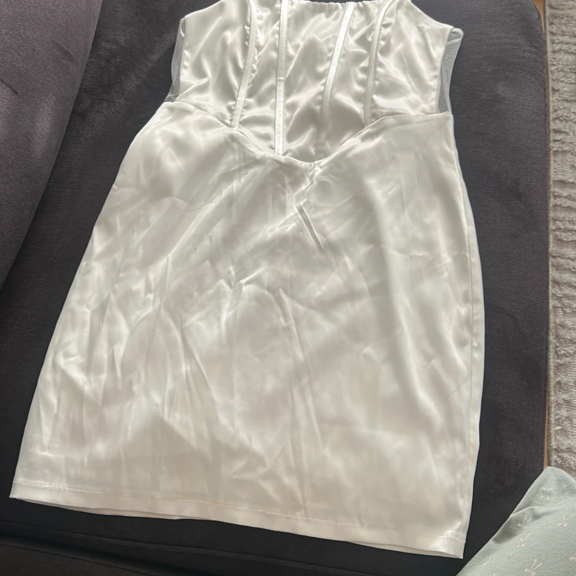 Vit satin kortklänning med korsettliv