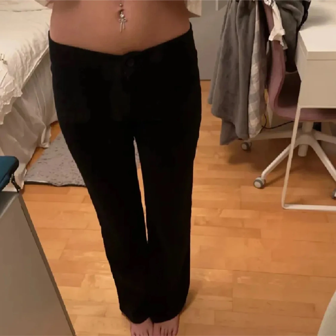 Svarta bootcut byxor i mjukt tyg - 1