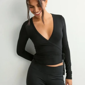 Svart omlott tröja  - Denna snygga omlott knutna tröjan är frön Nelly och är i storlek S och är HELT NY! Lappen kvar! 🩷🩷🩷🩷