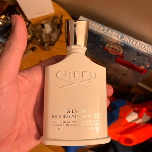 Creed Silver Mountain Water 100ml - Lyxig parfym från Creed, Silver Mountain Water, 100 ml. Tillverkad i Frankrike. Perfekt för dig som vill sticka ut med en ikonisk flaska och exklusiv känsla. En klassiker med anor från 1760.