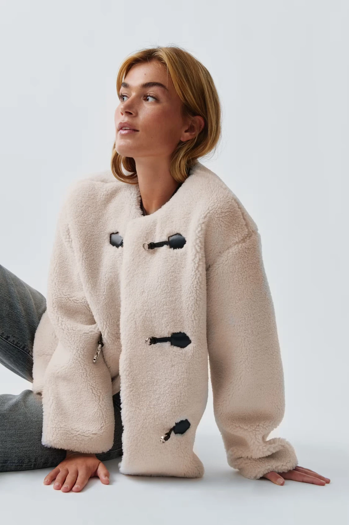 Beige teddyjacka med svarta detaljer