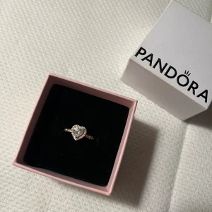 Pandora Promise ring - Promise ring från Pandora, ring med upphöjt hjärta. 14 karats guldplätering, 52 mm storlek. 