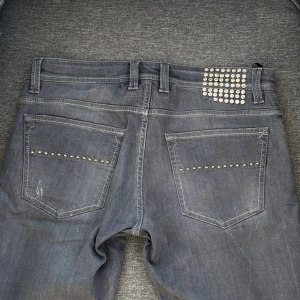 Tramarossa Jeans | 33 - Tramarossa 1967 Jeans | Fint skick! | Längd: 101cm, Midja: 42cm, Benöppning: 16cm |INGA BYTEN | Fraktar spårbart eller möts upp i Täby