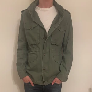Crocker fieldjacka - Fet fieldjacka från märket Crocker i storleken M. Mycket bra skick och inga defekter! Bra passform. För fler bilder eller frågor är det bara att höra av sig!