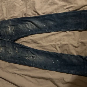 Dondu George, strl 30 - Säljer dessa goa jeans skick 4/10 på grund av hållet men det går att laga derför detta pris😄.