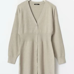 Beige Finstickad klänning  - Superfin beige finstickad klänning från Gina tricot! Använd 2 gånger så inga defekter:) storlek xs men väldigt stretchig!!