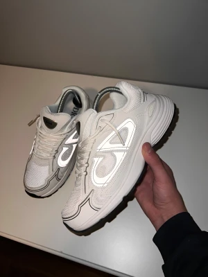 Dior b30 vita - Säljer mina Dior b30 i helt vit, använt de i 1 vecka max. Jättefina och fräscha skor med fin design som passar till olika stilar. Man kan säga att de är helt nya då de är bara använda 1 vecka. På ena skon är märket inne där det står dior så håller den på att gå bort men inte så stor grej. Ingen låda tyvärr då jag ej fick det när jag köpte
