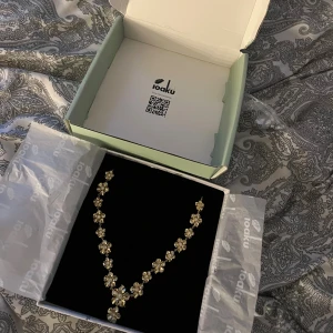 Blommigt guldhalsband från Ioaku - Supersnyggt halsband från Ioaku med guldiga blommor.Perfekt för dig som vill sticka ut med ett unikt halsband.Helt nytt då jag råkade beställa hem två stycken🥰Ny pris 1000