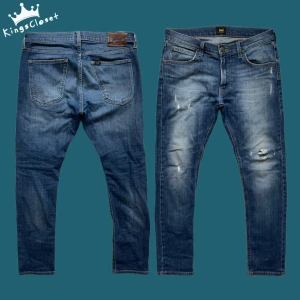 LEE JEANS MED SLITNINGAR - Säljer nu dessa sjukt snygga och unika Lee jeans perfekta tilk hösten!!🍁| Slitningen på knät är lappad inifrån så att hud inte syns igenom!!✅| Modellen kallas ”Luke” och är slimfit!🫰🏻| Hör av dig vid frågor!!✌🏻👑