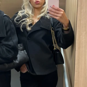 Svart väska  - Jätte fin svart väska med guld detaljer💝 får plats med en del saker så är en mellanstor handväska(h:14cm, L:26cm, b:7cm) inga fel på väskan och finns en dustbag till den. Kan skicka fler bilder vid förfrågan😊😊💗