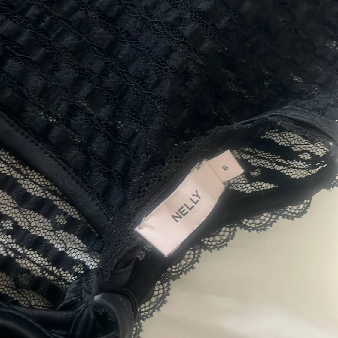 Svart spetsblus med volang från NELLY - 4