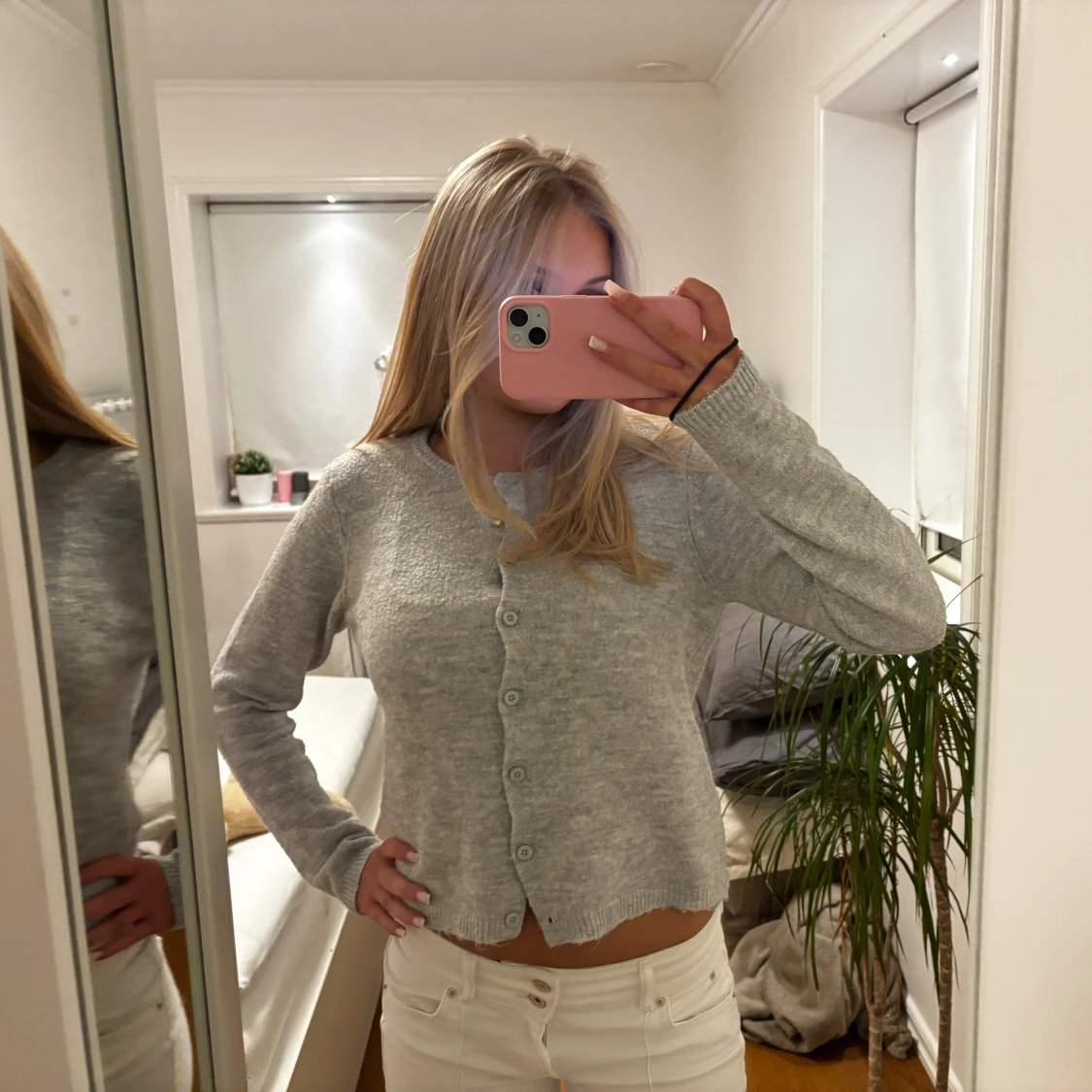 Ljusgrå stickad kofta med knappar - 1