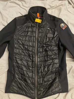 Parajumper Cardigan - Parajumper Cardigan, gå in på parajumpers hemsida och skanna qr koden för bevis att denna är äkta. Säljer då jag knappt använder längre och passar inte riktigt. Kom privat vid frågor eller liknande. puss pårej sålänge