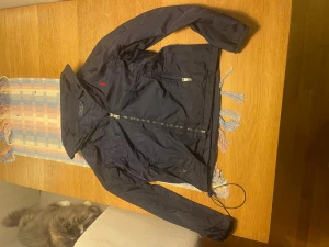 Mörkblå Ralph Lauren vindjacka - Säljer en mörkblå Ralph Lauren jacka då den blivit för liten för mig. Pris kan diskuteras. Hör av er vid frågor